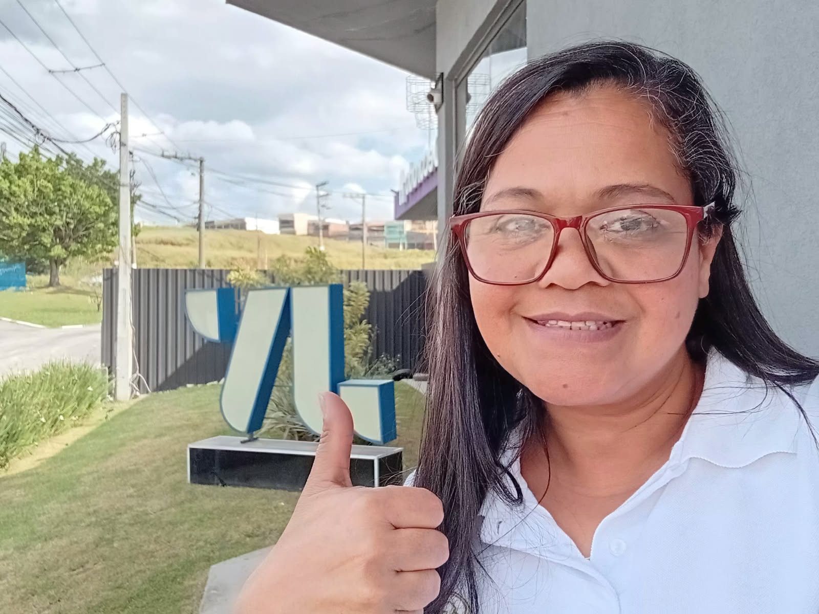 Ieda sorrindo com joinha